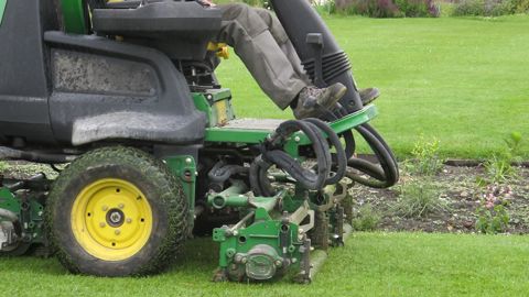 A partir de janvier 2023, tout professionnel qui achètera une tondeuse devra s’acquitter d’une écocontribution. En contrepartie, son point de vente devra récupérer les appareils en fin de vie et la réparation des engins encore en état de fonctionner sera aidée. ©P.Fayolle